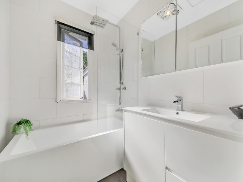 16 Harman Street, Manly QLD 4179