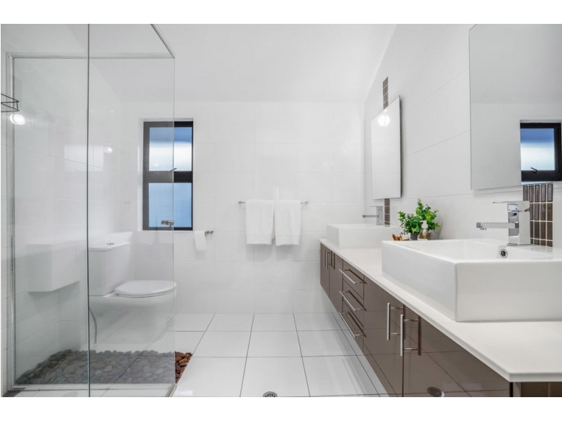 8 Oceana Terrace, Manly QLD 4179