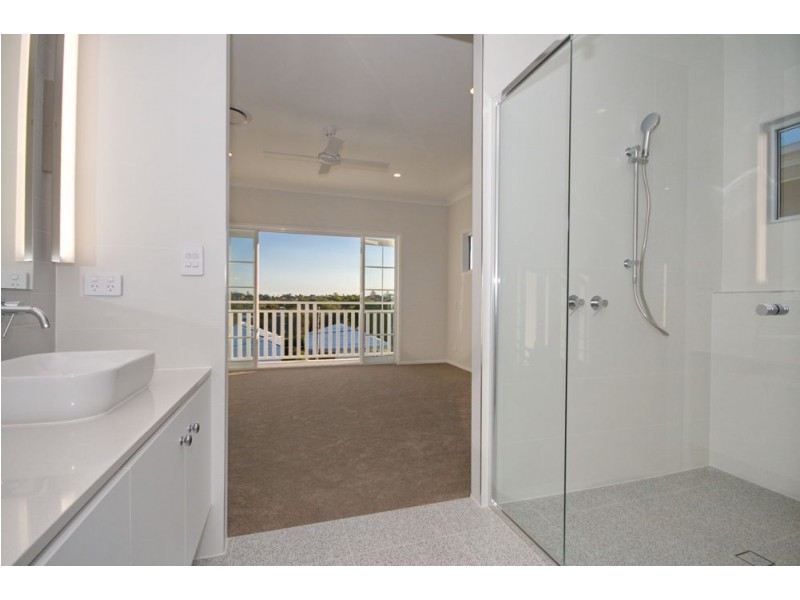 54 Barrinia Street, Manly QLD 4179