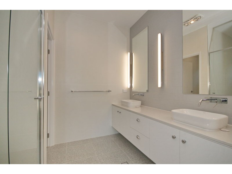 54 Barrinia Street, Manly QLD 4179