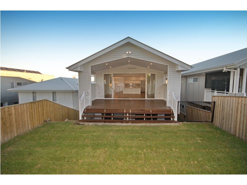 54 Barrinia Street, Manly QLD 4179