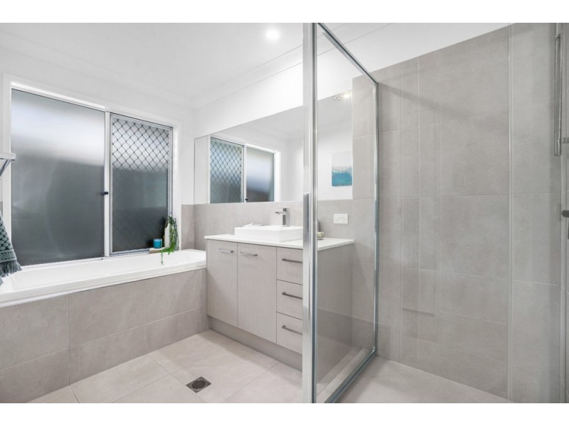 27 Kitchener Street, Wynnum QLD 4178