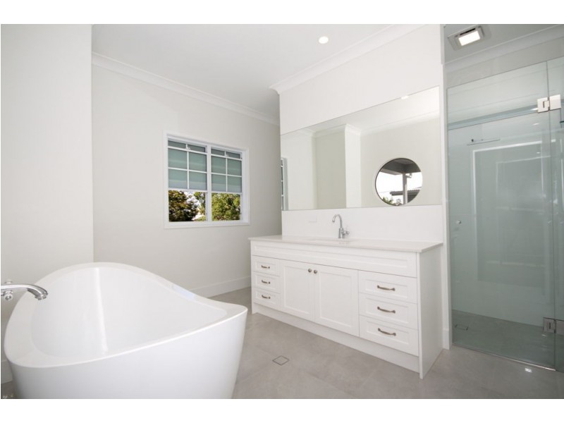 15 Earl Parade, Manly QLD 4179