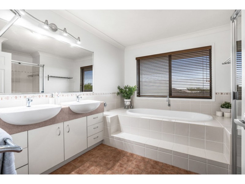 42 Hannah Circuit, Manly West QLD 4179