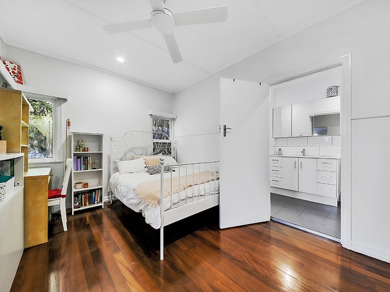 379 Tingal Rd, Wynnum QLD 4178