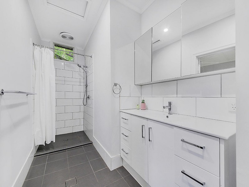 379 Tingal Rd, Wynnum QLD 4178