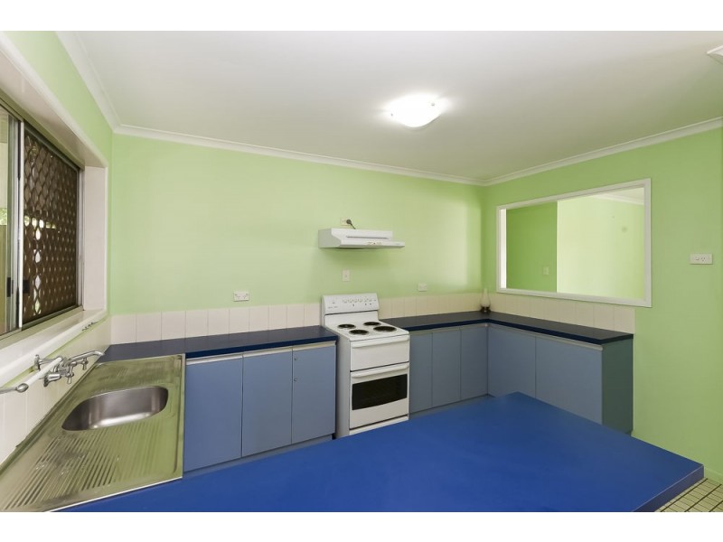18 Banks Cr, Wynnum West QLD 4178