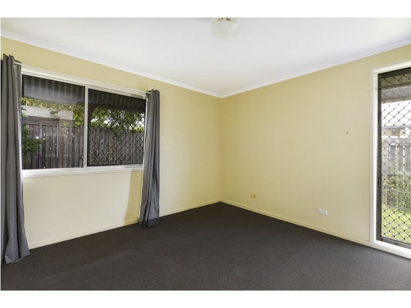 18 Banks Cr, Wynnum West QLD 4178
