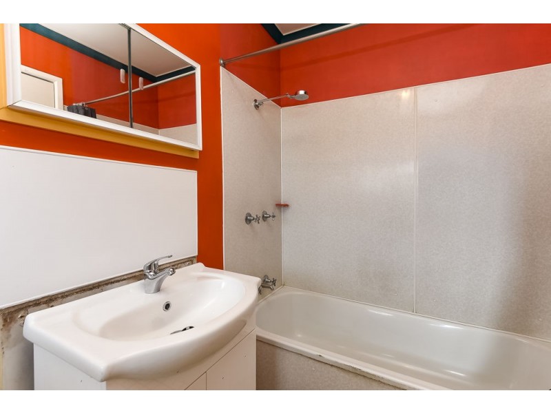 18 Banks Cr, Wynnum West QLD 4178