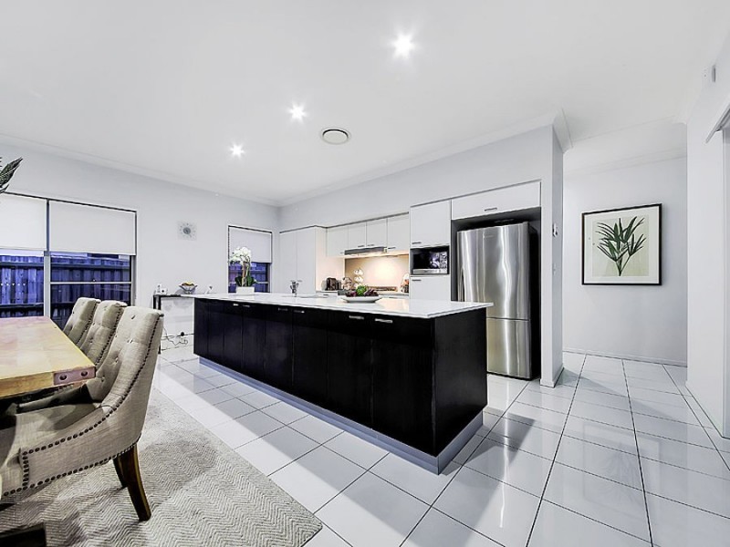 6 Thomson Place, Wakerley QLD 4154