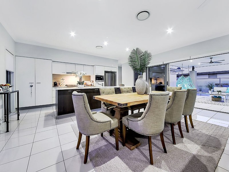 6 Thomson Place, Wakerley QLD 4154