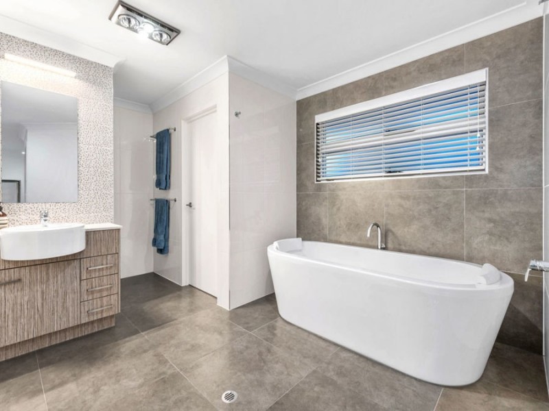 2 Foxwood Circuit, Wakerley QLD 4154