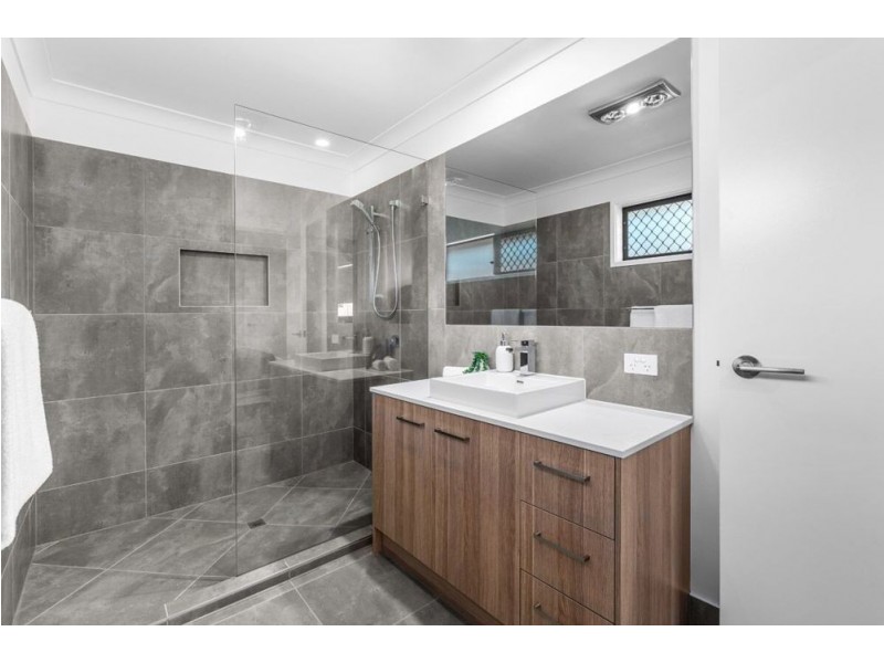 12 Violet Street, Wynnum QLD 4178