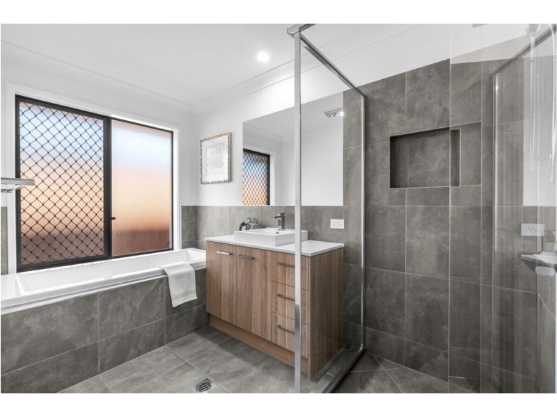 12 Violet Street, Wynnum QLD 4178
