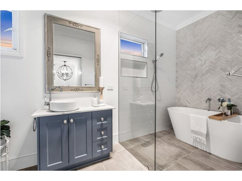 16 Peel Street, Manly QLD 4179