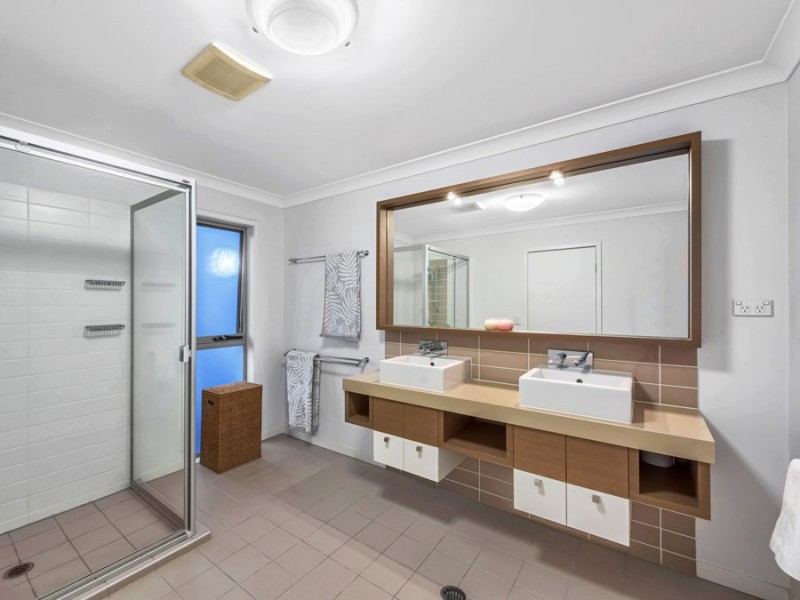 11 Margaret Crescent, Wakerley QLD 4154