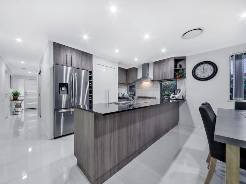 18 Saltburn Place, Wakerley QLD 4154