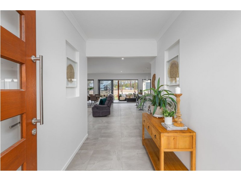 7 Silverton Place, Kensington Grove QLD 4341