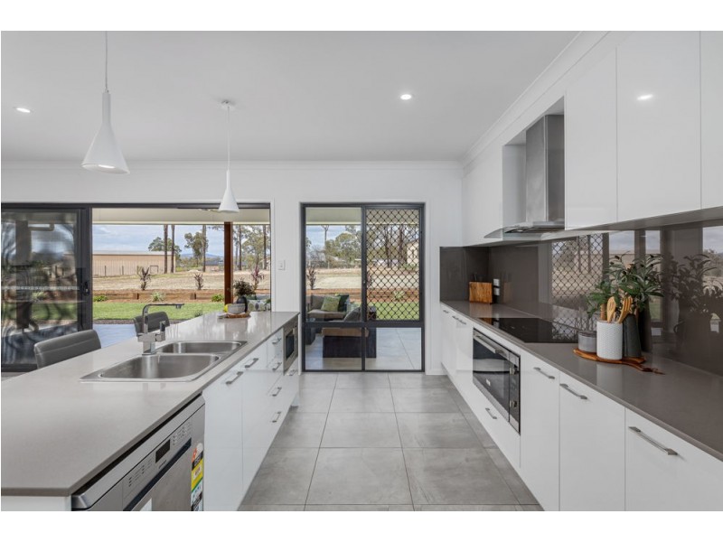 7 Silverton Place, Kensington Grove QLD 4341