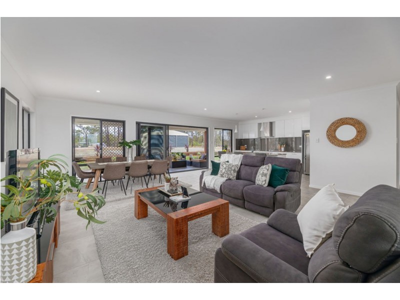 7 Silverton Place, Kensington Grove QLD 4341