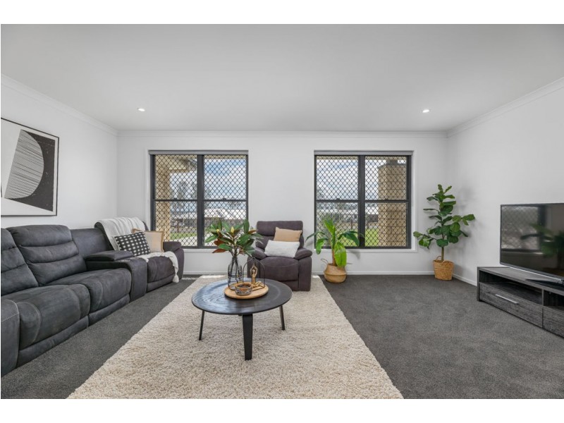 7 Silverton Place, Kensington Grove QLD 4341