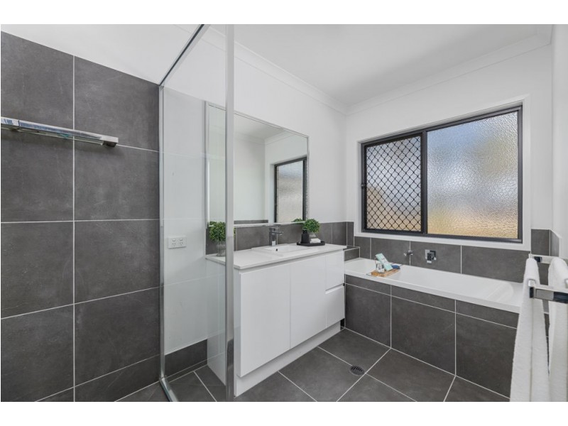 7 Silverton Place, Kensington Grove QLD 4341
