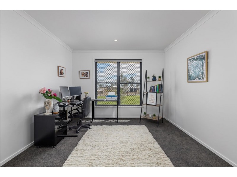 7 Silverton Place, Kensington Grove QLD 4341