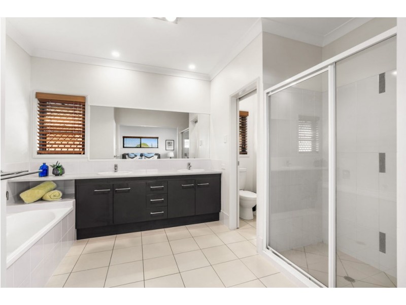 27 Davidson Street, Wynnum QLD 4178
