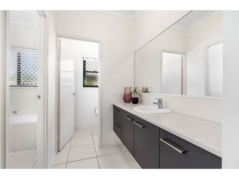27 Davidson Street, Wynnum QLD 4178
