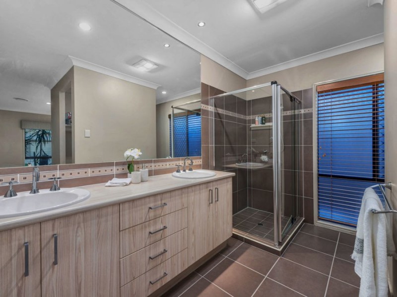 7 Rowland Avenue, Wakerley QLD 4154