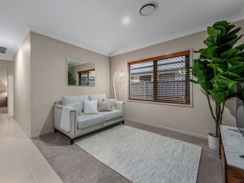 7 Rowland Avenue, Wakerley QLD 4154