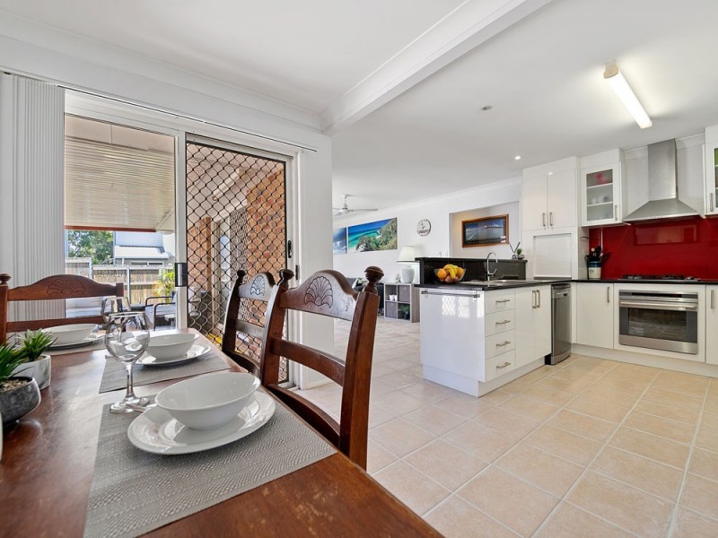 16 Brett Place, Wynnum West QLD 4178