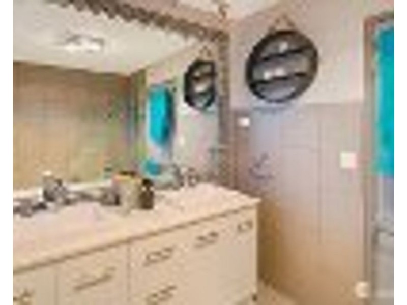 11 Bushing Street, Wynnum West QLD 4178