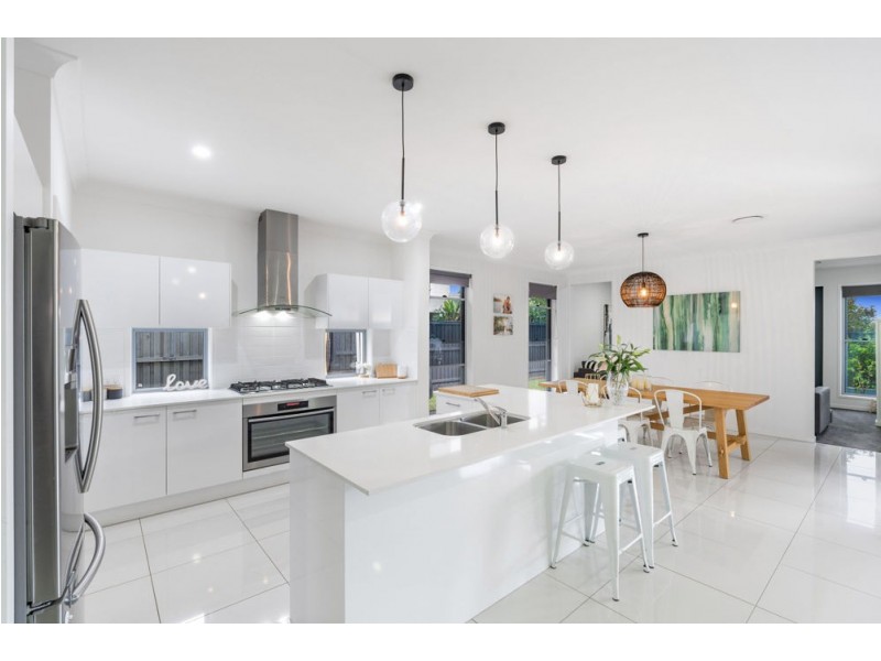 2 Commodore Place, Manly West QLD 4179