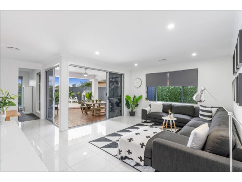 2 Commodore Place, Manly West QLD 4179