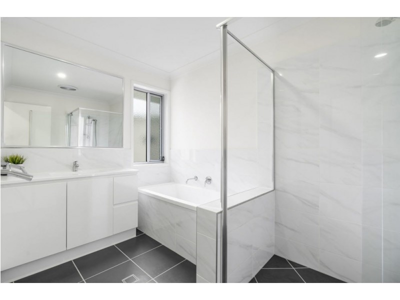 2 Commodore Place, Manly West QLD 4179