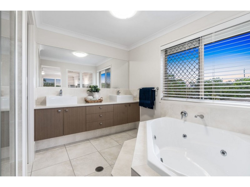 16 Diana Place, Manly West QLD 4179