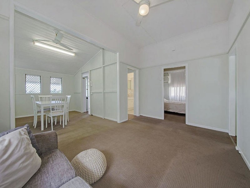 25 Gordon Parade, Manly QLD 4179