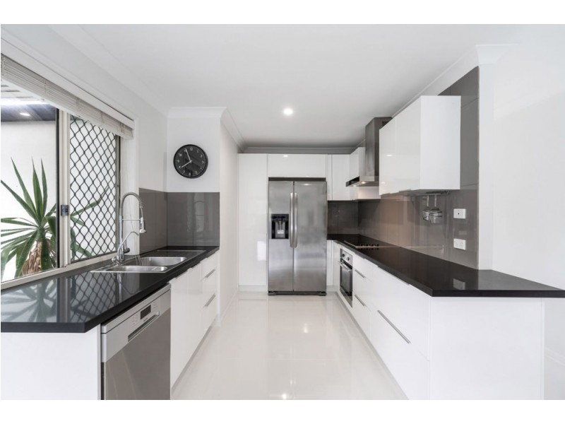 3 Virginia Place, Wynnum West QLD 4178