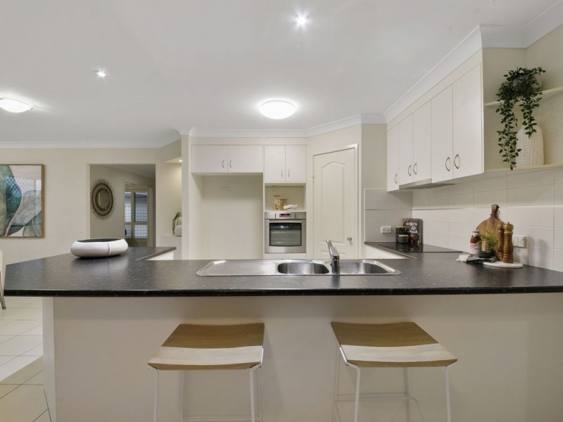 8 Malia Court, Wynnum West QLD 4178