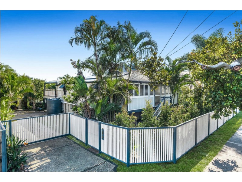 2 Gordon Parade, Manly QLD 4179