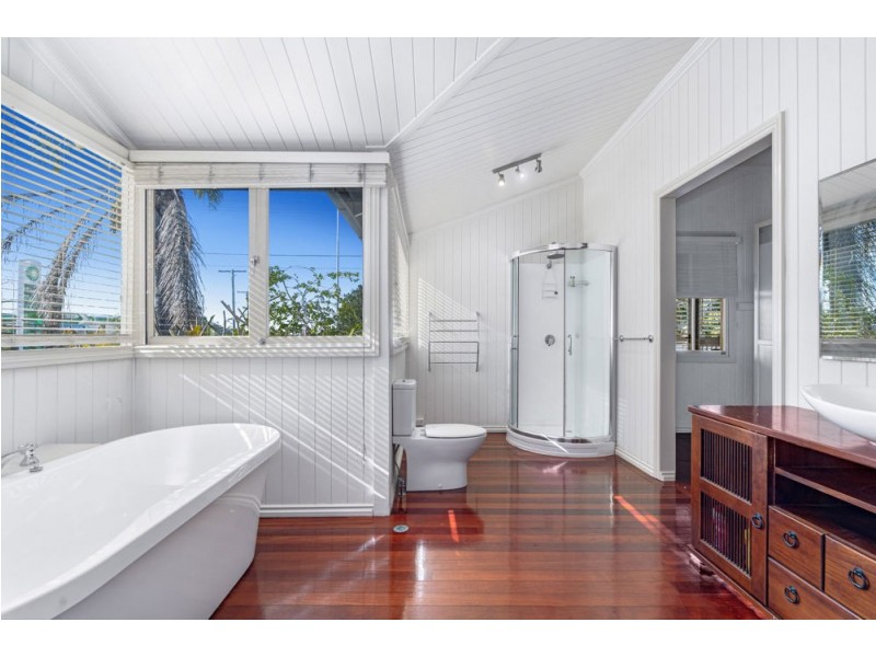 2 Gordon Parade, Manly QLD 4179