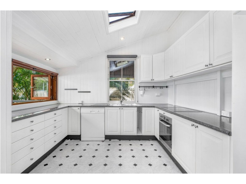 2 Gordon Parade, Manly QLD 4179