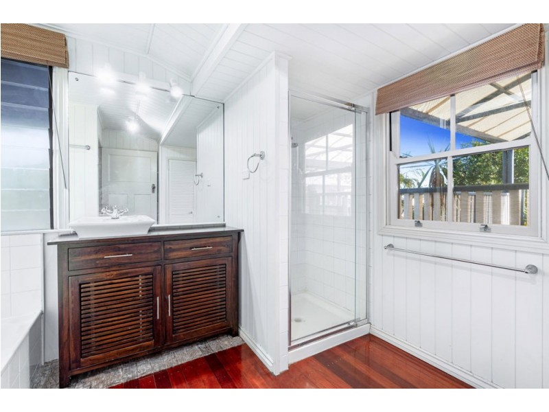 2 Gordon Parade, Manly QLD 4179