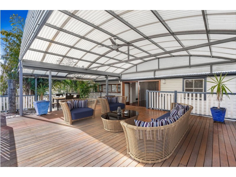 2 Gordon Parade, Manly QLD 4179