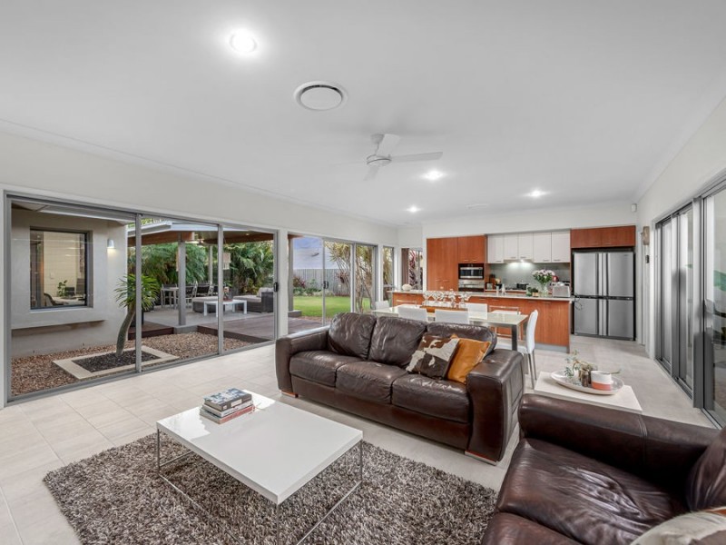 93 Mossvale Drive, Wakerley QLD 4154