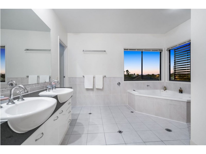 52 Sweetapple Place, Manly West QLD 4179