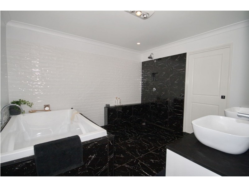 16 Blackwood Road, Manly West QLD 4179