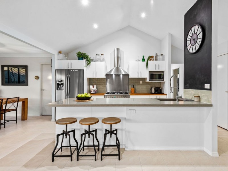 11 Manor Crescent, Wakerley QLD 4154