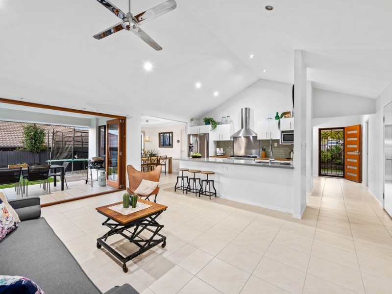 11 Manor Crescent, Wakerley QLD 4154